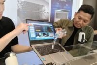 DISIRAM - ASUS ExpertBook Ultra disiram air mineral oleh satu peserta acara di Hotel Novotel Pontianak, Kalimantan Barat, Kamis sore, 4 September 2026. 