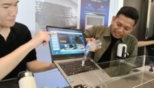 DISIRAM - ASUS ExpertBook Ultra disiram air mineral oleh satu peserta acara di Hotel Novotel Pontianak, Kalimantan Barat, Kamis sore, 4 September 2026.
