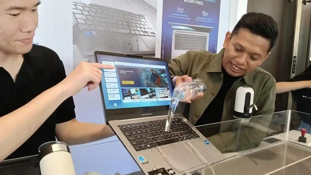 DISIRAM - ASUS ExpertBook Ultra disiram air mineral oleh satu peserta acara di Hotel Novotel Pontianak, Kalimantan Barat, Kamis sore, 4 September 2026.