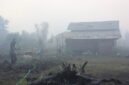 Kekeringan melanda, asap mengganggu jarak pandang warga, pasukan air menipis, sebab musim kemarau, disertai asap yang tebal