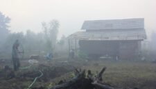 Kekeringan melanda, asap mengganggu jarak pandang warga, pasukan air menipis, sebab musim kemarau, disertai asap yang tebal