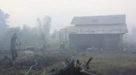 Kekeringan melanda, asap mengganggu jarak pandang warga, pasukan air menipis, sebab musim kemarau, disertai asap yang tebal