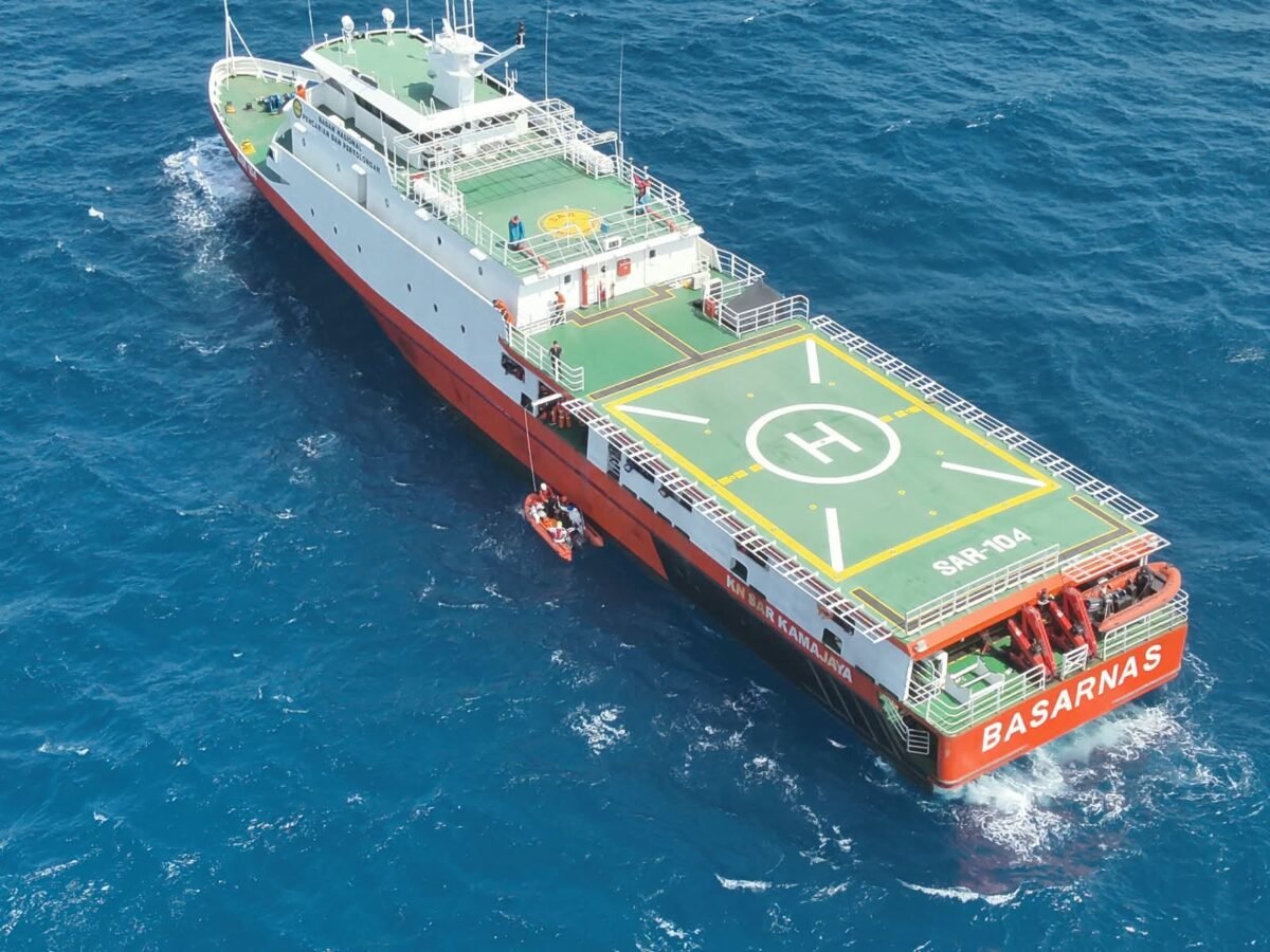 Kapal Basarnas, masih menyusuri laut, untuk mencari yang masih belum diketemukan