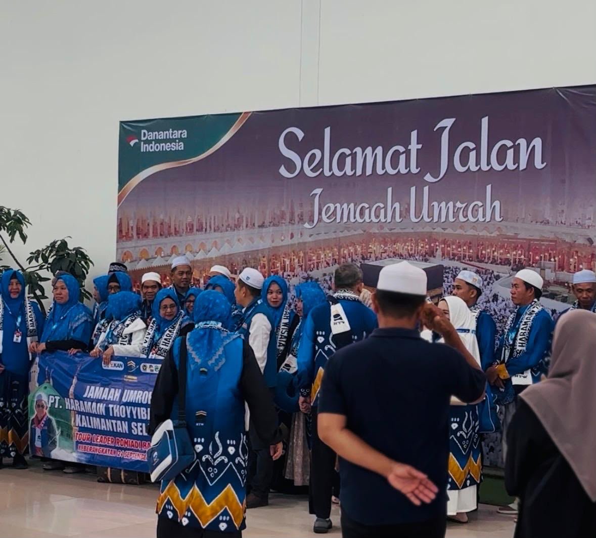 Holding Area dilengkapi dengan backdrop yang dapat dimanfaatkan sebagai spot foto bagi jemaah (foto ist)