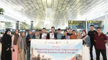 PP Muhammadiyah melepas keberangkatan kader penerima beasiswa studi ke Maroko di Bandara Internasional Soekarno-Hatta, Tangerang, Banten