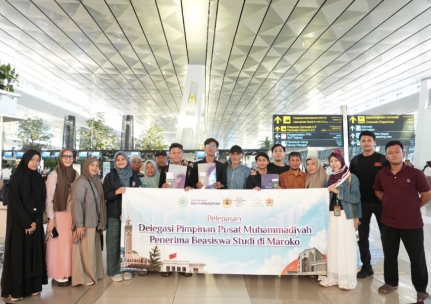 PP Muhammadiyah melepas keberangkatan kader penerima beasiswa studi ke Maroko di Bandara Internasional Soekarno-Hatta, Tangerang, Banten