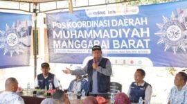 Ketua PP Muhammadiyah, dr. H. Agus Taufiqurrahman, Sp.S., M.Kes., saat meninjau langsung Pos Koordinasi Daerah (Poskorda) Muhammadiyah Manggarai Barat di Labuan Bajo, Nusa Tenggara Timur (NTT), Sabtu (19/9). Foto: Istimewa.