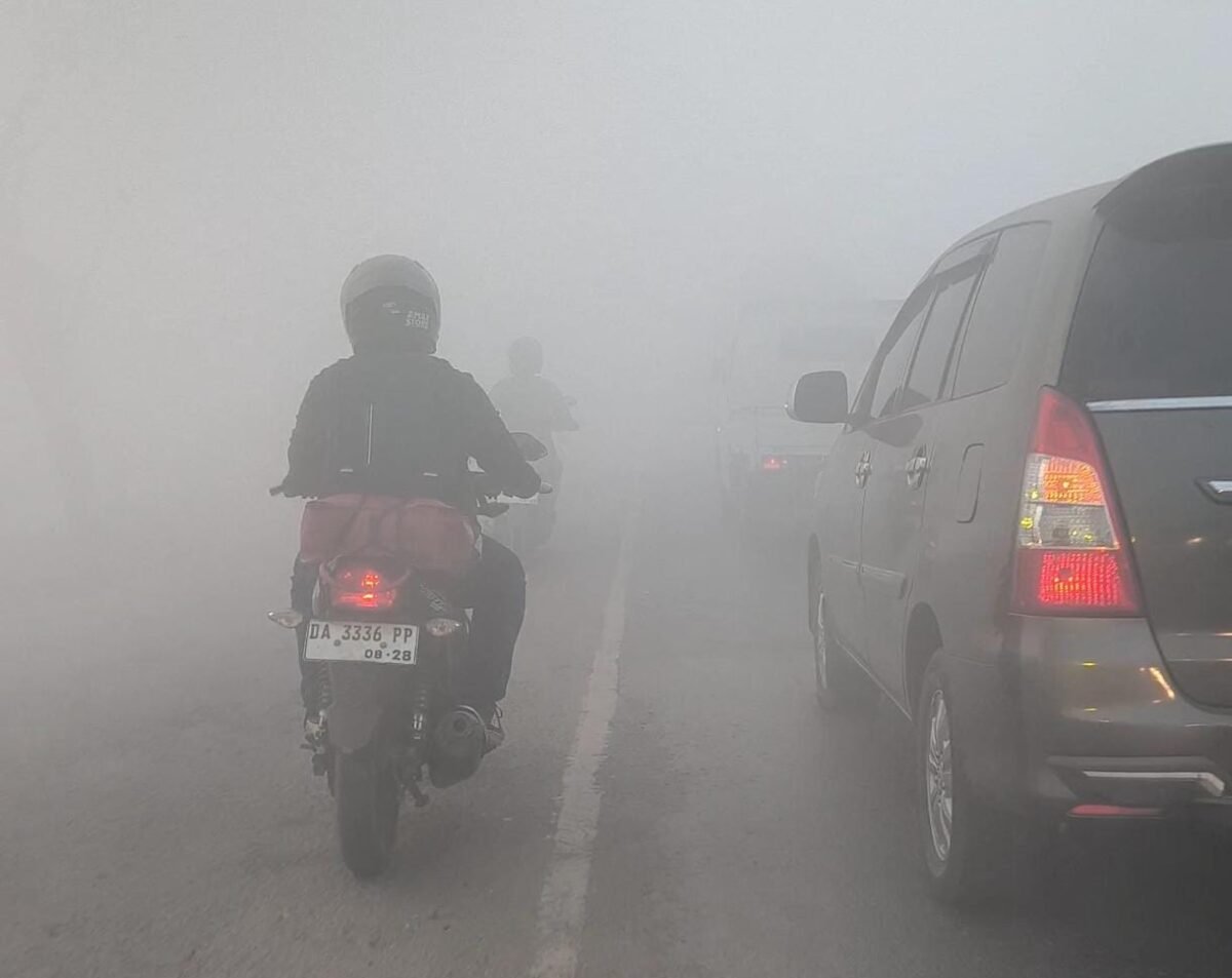 Suasana Jalan Raya Banjarbaru menuju Pelaihari yang Diselimuti Kabut Asap akibat Karhutla