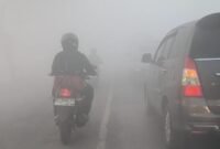 Suasana Jalan Raya Banjarbaru menuju Pelaihari yang Diselimuti Kabut Asap akibat Karhutla