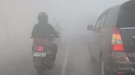 Suasana Jalan Raya Banjarbaru menuju Pelaihari yang Diselimuti Kabut Asap akibat Karhutla