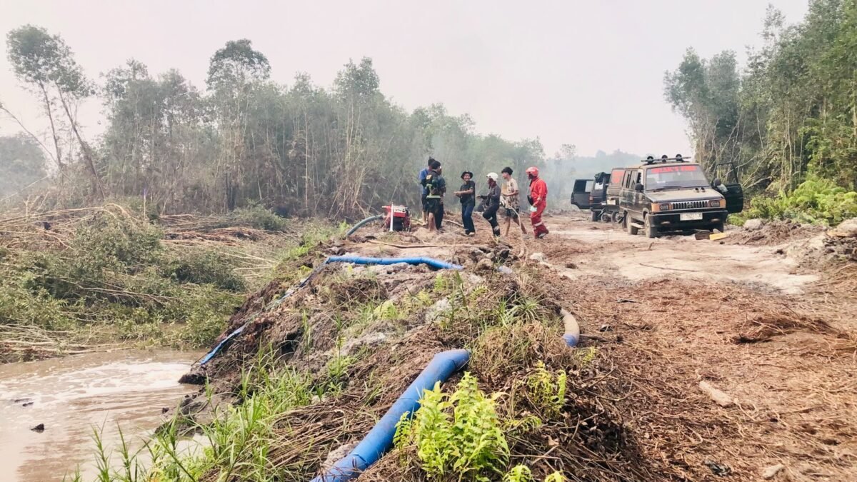 Keterangan Foto: Penanganan karhutla di Hutan Lindung Persemaian Liang Anggang Kota Banjarbaru.