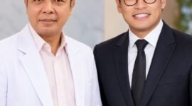DUET DOKTER SPESIALIS — dr. Musyaddad, Sp.An (kiri), dan dr. Setyo Teguh Waluyo, Sp.OG (kanan), dari Ciputra Mitra Hospital Banjarmasin, siap tampil bersama pada kategori Ganda Putra A Mel's Cup V2. Keduanya dijadwalkan menghadapi pasangan Dinas Kesehatan Provinsi Kalimantan Selatan pada Sabtu, 17 Oktober 2026, di GOR Ekso Banjarmasin. (Ilustrasi komposit: Dok. Mel's Cup)