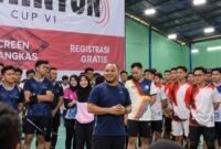 DARI V1 MENUJU V2 — Ilustrasi suasana kebersamaan peserta Mel's Cup V1 tahun 2025 di Green Tangkas, Banjarmasin. Berawal dari 30 pasangan, turnamen bulu tangkis antarinsan kesehatan ini kembali digelar pada 17–18 Oktober 2026 di GOR Ekso, Banjarmasin, dengan semangat mempererat silaturahmi dan persaudaraan lintas institusi. (Ilustrasi hasil olahan digital dari dokumentasi Mel's Cup V1)