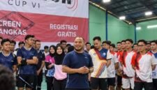 DARI V1 MENUJU V2 — Ilustrasi suasana kebersamaan peserta Mel's Cup V1 tahun 2025 di Green Tangkas, Banjarmasin. Berawal dari 30 pasangan, turnamen bulu tangkis antarinsan kesehatan ini kembali digelar pada 17–18 Oktober 2026 di GOR Ekso, Banjarmasin, dengan semangat mempererat silaturahmi dan persaudaraan lintas institusi. (Ilustrasi hasil olahan digital dari dokumentasi Mel's Cup V1)