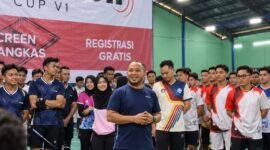 DARI V1 MENUJU V2 — Ilustrasi suasana kebersamaan peserta Mel's Cup V1 tahun 2025 di Green Tangkas, Banjarmasin. Berawal dari 30 pasangan, turnamen bulu tangkis antarinsan kesehatan ini kembali digelar pada 17–18 Oktober 2026 di GOR Ekso, Banjarmasin, dengan semangat mempererat silaturahmi dan persaudaraan lintas institusi. (Ilustrasi hasil olahan digital dari dokumentasi Mel's Cup V1)