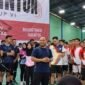 DARI V1 MENUJU V2 — Ilustrasi suasana kebersamaan peserta Mel's Cup V1 tahun 2025 di Green Tangkas, Banjarmasin. Berawal dari 30 pasangan, turnamen bulu tangkis antarinsan kesehatan ini kembali digelar pada 17–18 Oktober 2026 di GOR Ekso, Banjarmasin, dengan semangat mempererat silaturahmi dan persaudaraan lintas institusi. (Ilustrasi hasil olahan digital dari dokumentasi Mel's Cup V1)